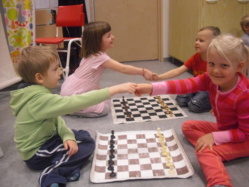 Jogo De Xadrez Para Crianças. Escola Que Joga Xadrez Na Sala De Aula. Foto  de Stock - Imagem de infância, pensador: 264718000